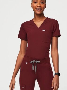 Figs Catarina Burgundy One Pocket V-Neck Women’s Scrub Top Style FW1000 Size XS